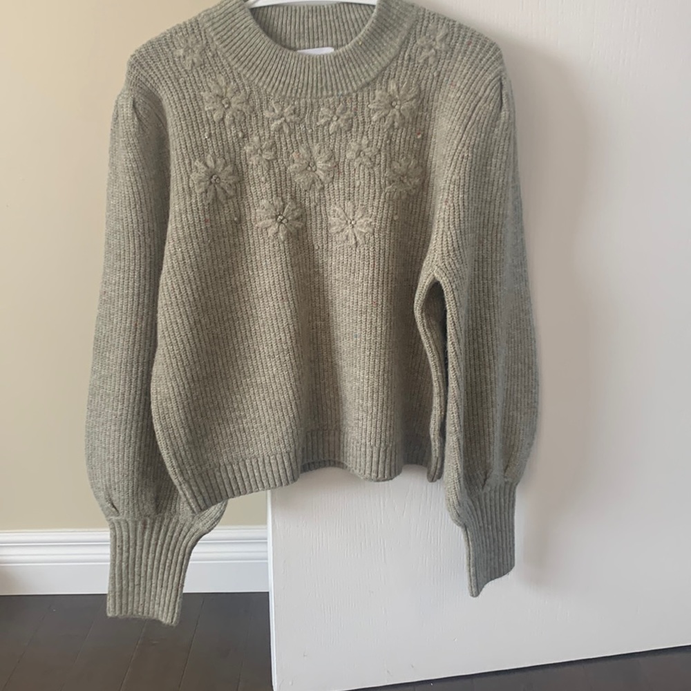 Sage cropped sweater. Balloon sleeves. Flowered details. Colores specs.